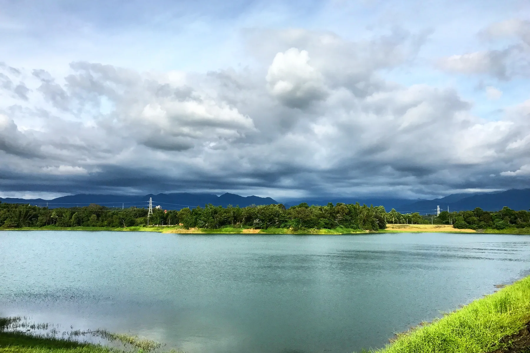 雲天下的蘭潭湖景